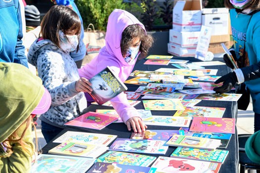 Children looking at books at Read Across Oklahoma